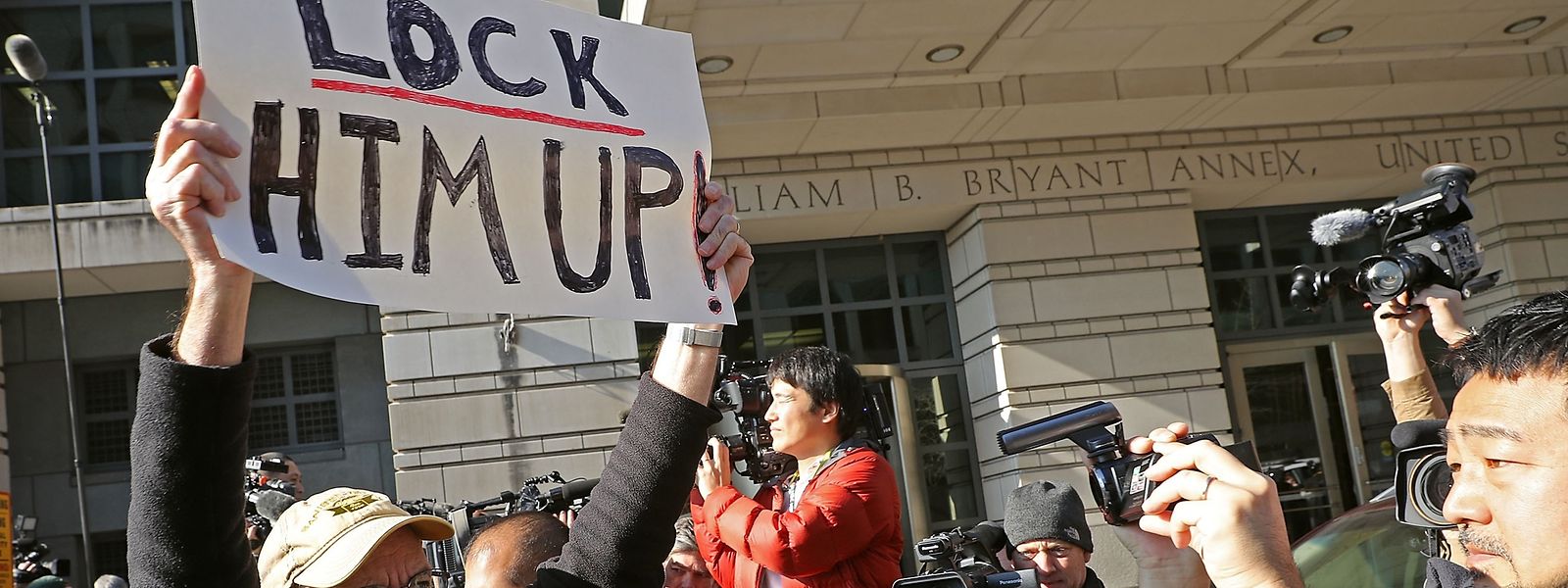 Vor dem Bundesgerichtsgebäude, in dem Flynn seine Aussage machte, forderten Demonstranten auch Konsequenzen für Trump.