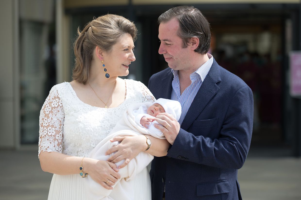 Charles na primeira aparição aos media após o nascimento. 