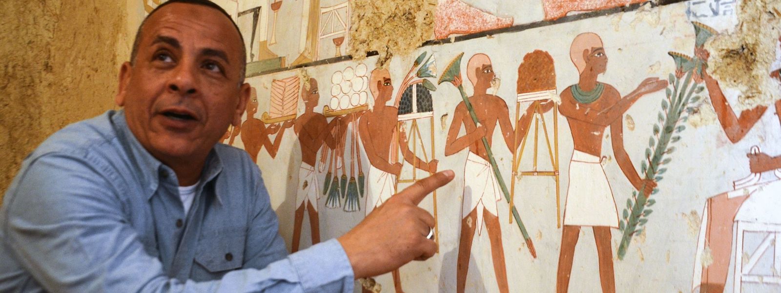 Mustafa al-Waziri, der Direktor der antiken Stätten in Luxor, vor einer neu entdeckten Wandmalerei.