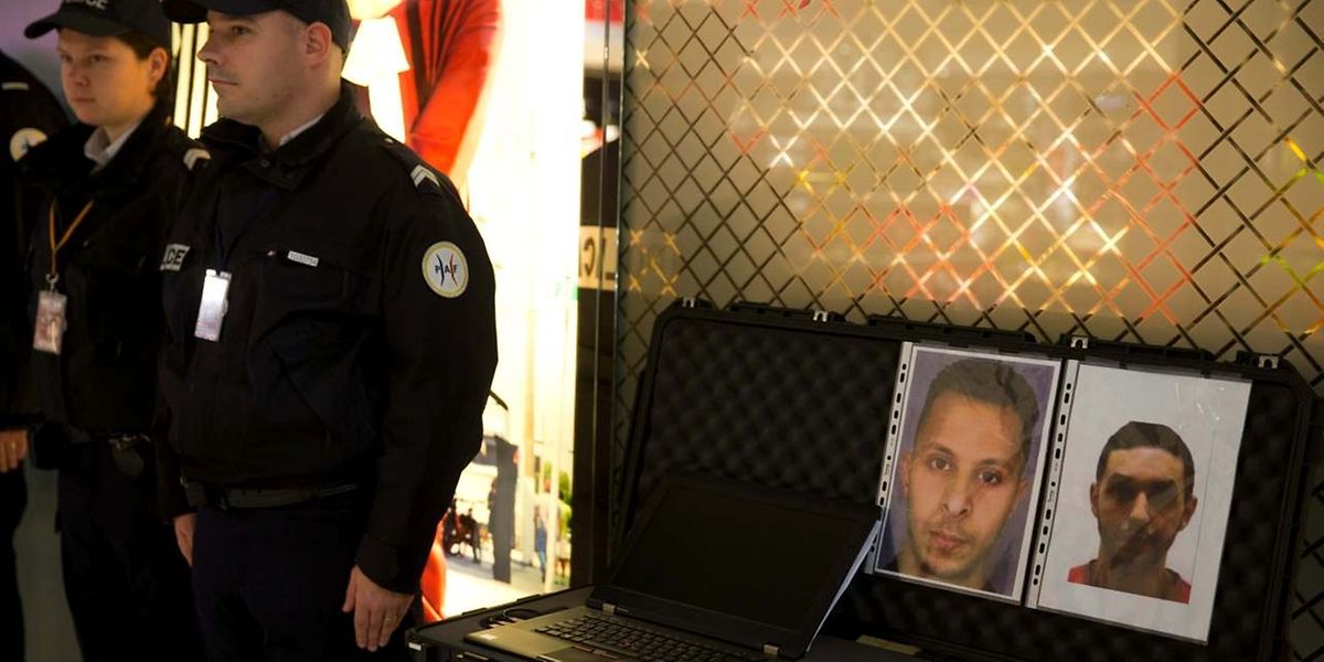 An vielen Grenzübergängen und Flughäfen - hier Paris-Roissy - suchen Grenzpolizisten nach Salah Abdeslam (linkes Fahndungsbild). 