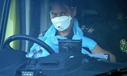 A paramedic wearing PPE (personal protective equipment), including a face mask, gloves and an apron as a precautionary measure against COVID-19, sits in their ambulance at Aintree University Hospital in Liverpool, north west England on May 14, 2020. - Britain on Thursday said it was in discussions with Swiss pharma giant Roche to mass purchase its coronavirus antibody test after scientists claimed it was "100 percent" accurate. "This test developed by Roche appears to be extremely reliable, it's got the green light from testers," health minister Edward Argar told the BBC on Thursday. (Photo by Oli SCARFF / AFP)