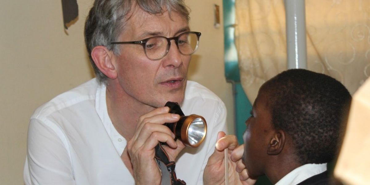 La nouvelle campagne lancée ce lundi 11 juin sur la plateforme de crowdgiving Gingo Community doit permettre de rendre son sourire à Gallo. Gravement mordu au visage par un animal, le petit garçon a été ausculté par le Dr Luc Schroeder lors d'une mission de la Chaîne de l'Espoir Luxembourg au Sénégal.