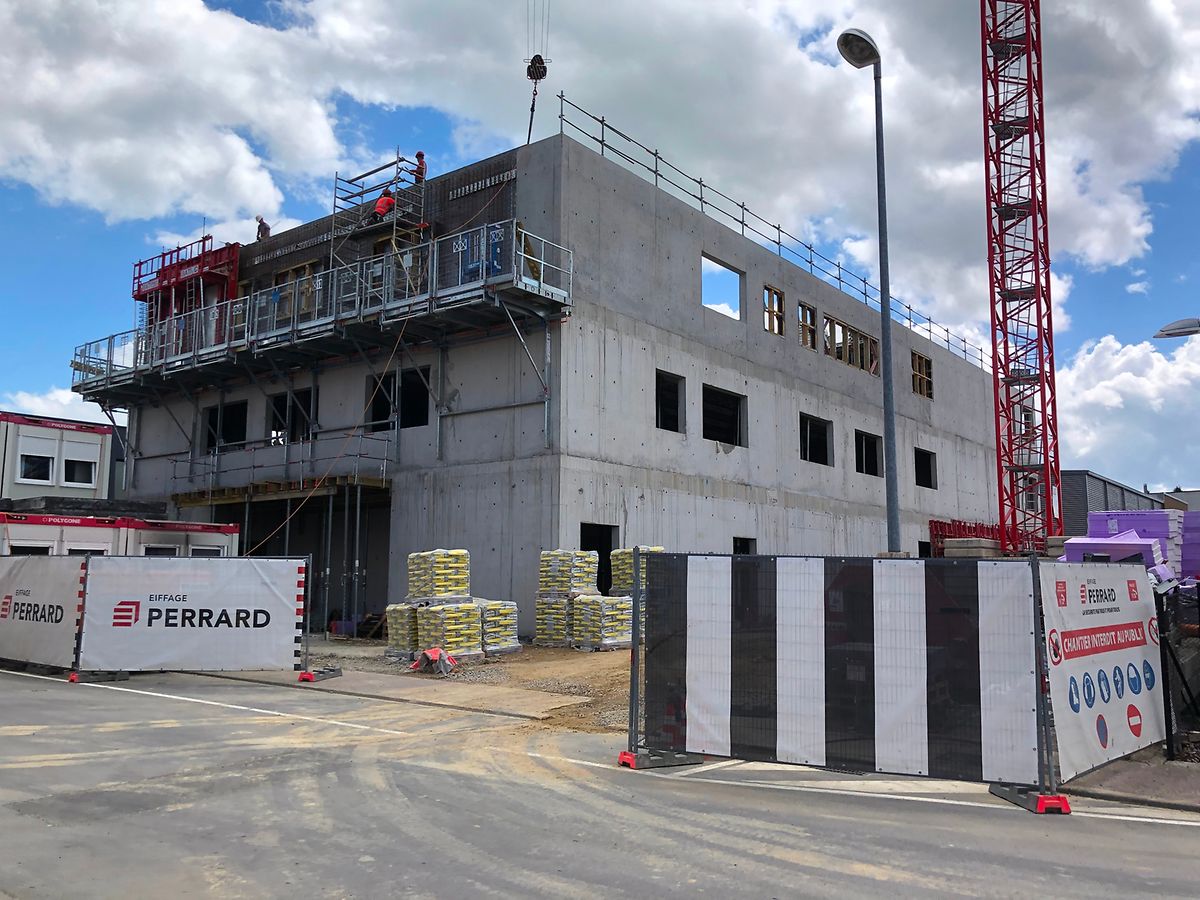 Le futur bâtiment, en cours de construction à Sanem, prend place dans la zone Um Woeller. L'association y paie le même forfait unique et la même indemnité annuelle que les autres entreprises présentes sur le site.