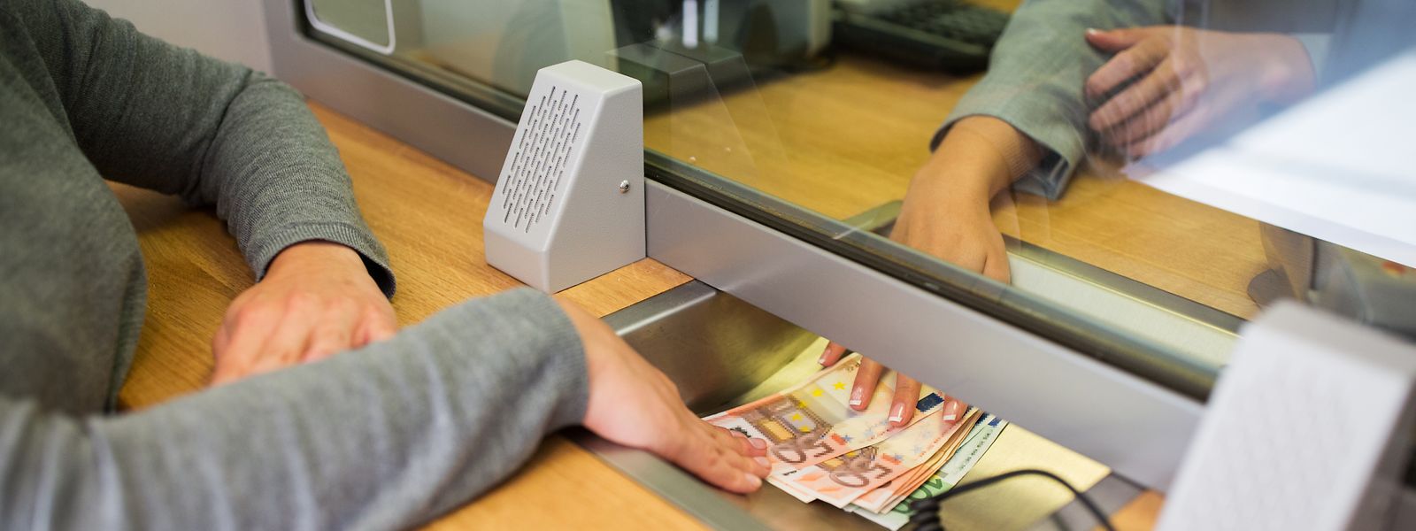 Viele Banken verlangen bei Barabhebungen am Schalter hohe Gebühren. 