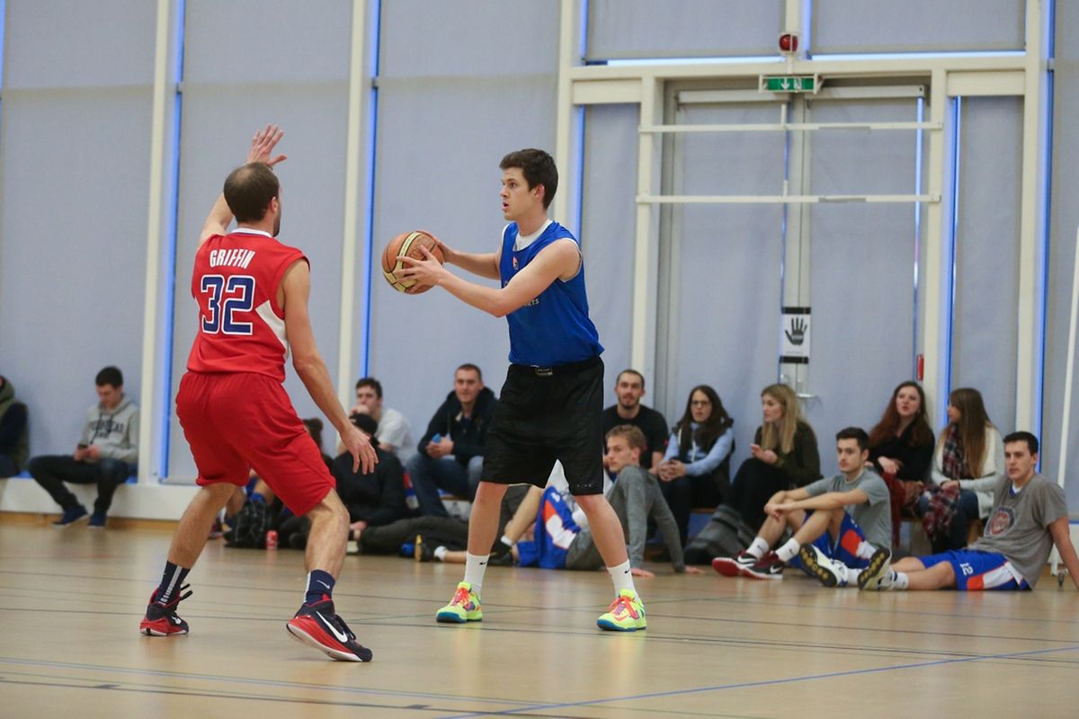 Aachen (rot) gegen München (blau).