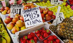 ARCHIV - 24.06.2016, Großbritannien, London: Erdbeeren, Bananen, Ananas, Äpfel und anderes Obstsorten liegen an einem Obststand. Die Preise in britischen Pfund sind auf Schildern zu lesen. (Zu dpa "«Zollbombe»: Handel warnt vor Folgen eines No-Deal-Brexits") Foto: Michael Kappeler/dpa +++ dpa-Bildfunk +++