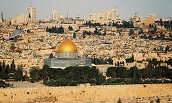 Die drei großen Religionen teilen sich eine geografische Herkunft – was man unter anderem in Jerusalem feststellen kann – und haben sich miteinander entwickelt und gegenseitig beeinflusst.