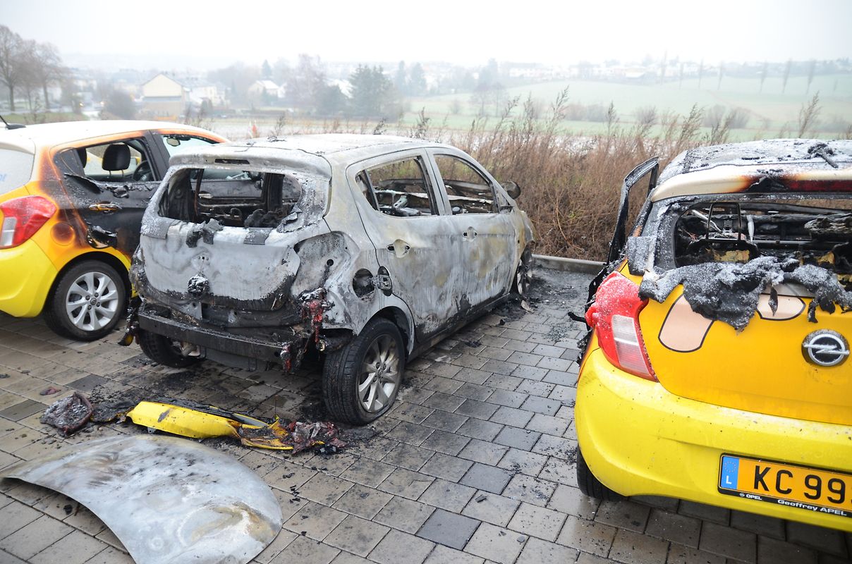 Zwei Autos brannten vollständig aus, zwei weitere wurden schwer beschädigt und sind als Totalschaden anzusehen.