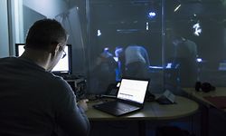 Vom Kontrollraum aus werden bis zu acht Teilnehmer mehreren simulierten Cyberattacken ausgesetzt.