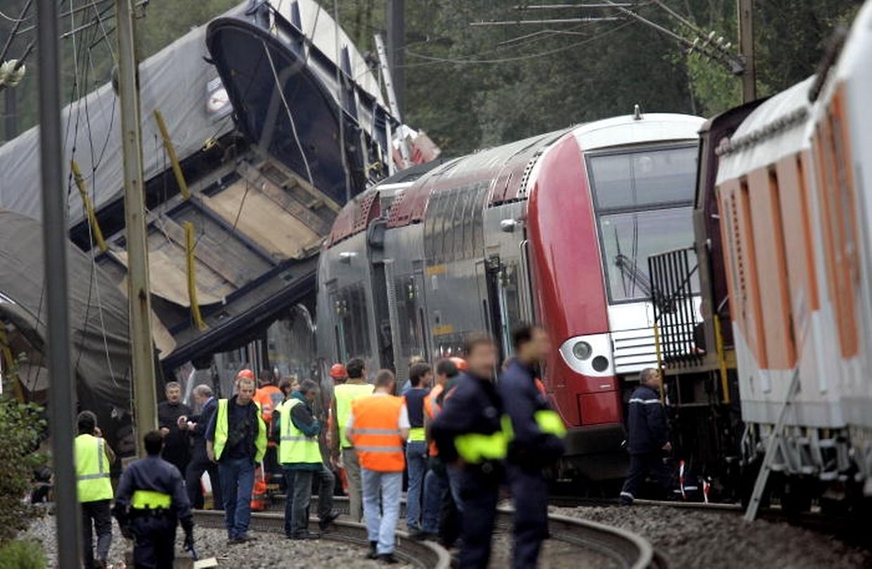 Lors du procès, le deuxième chef de circulation niera avoir vu un quelconque papier l'informant de l'arrivée du train français. L'annonceur de trains affirmera, lui, lui avoir dit à deux reprises. 