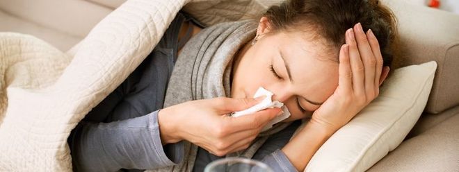 Symptome der Grippe sind Husten, hohes Fieber sowie Kopf- und Gliederschmerzen.
