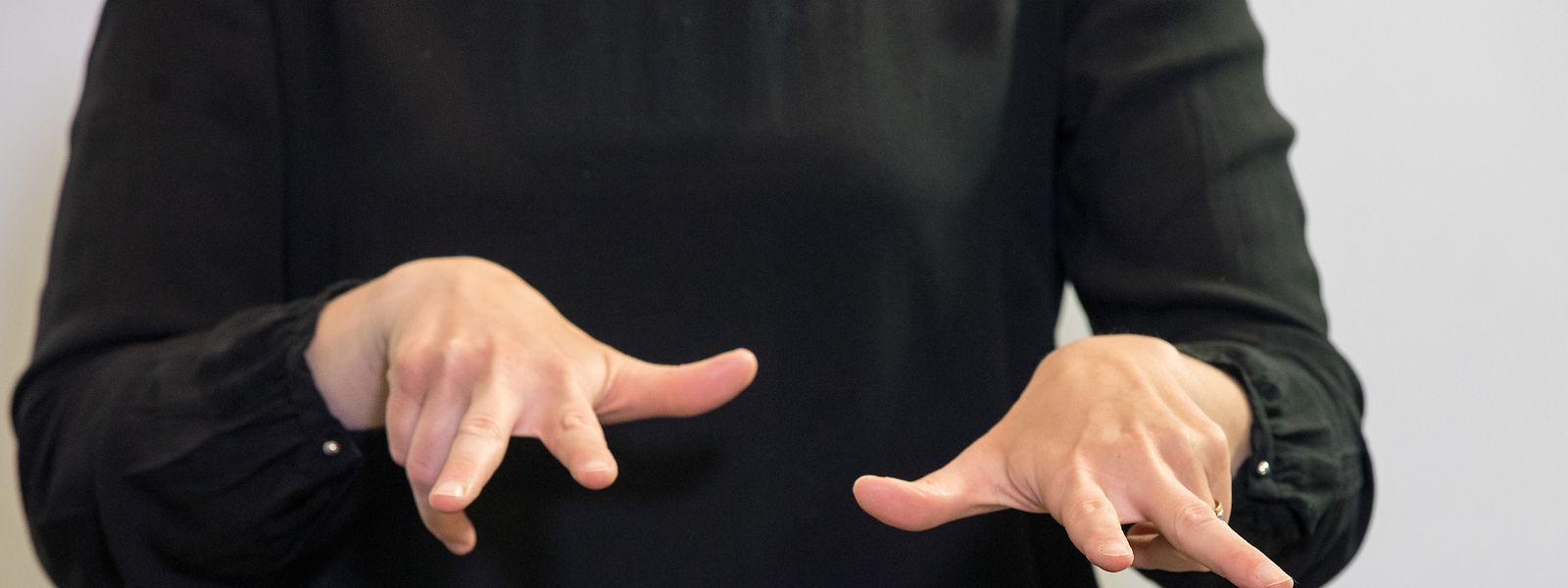 Die Gebärdensprachgemeinschaft beschwert sich in einem offenen Brief an die beiden Minister Cahen und Meisch, dass sie die Gehörlosen nicht konsultieren und nicht einbeziehen.