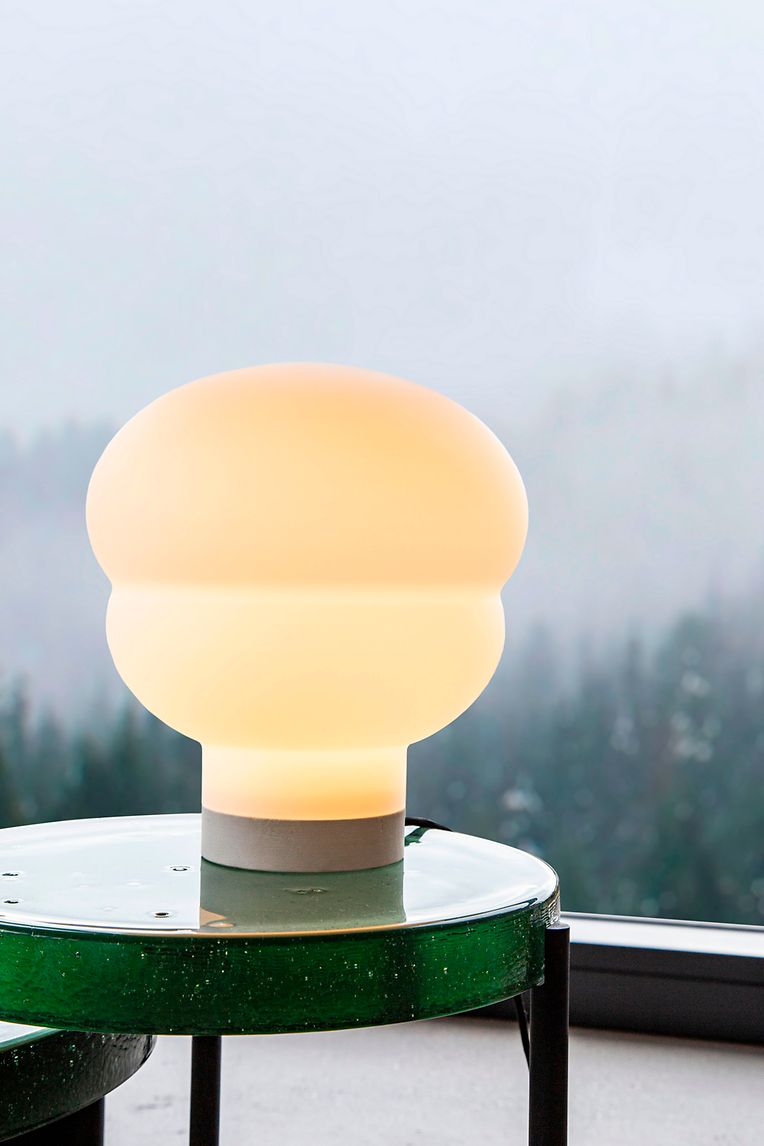 Mundgeblasenes Glas auf Kalkstein: Für die Leuchte „kumo“ von Pulpo ließ sich das niederländische Designteam Cleo Maxime und Linde Freya von asiatischen Papierlaternen inspirieren. Preis: um 925 Euro.