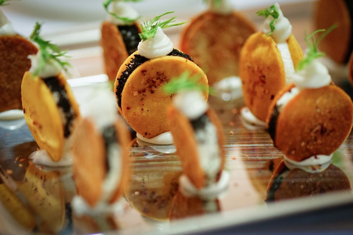 Crackers de pois chiches, baccala montecato olive, mayonnaise de cabillaud par Michele Tenzone. 