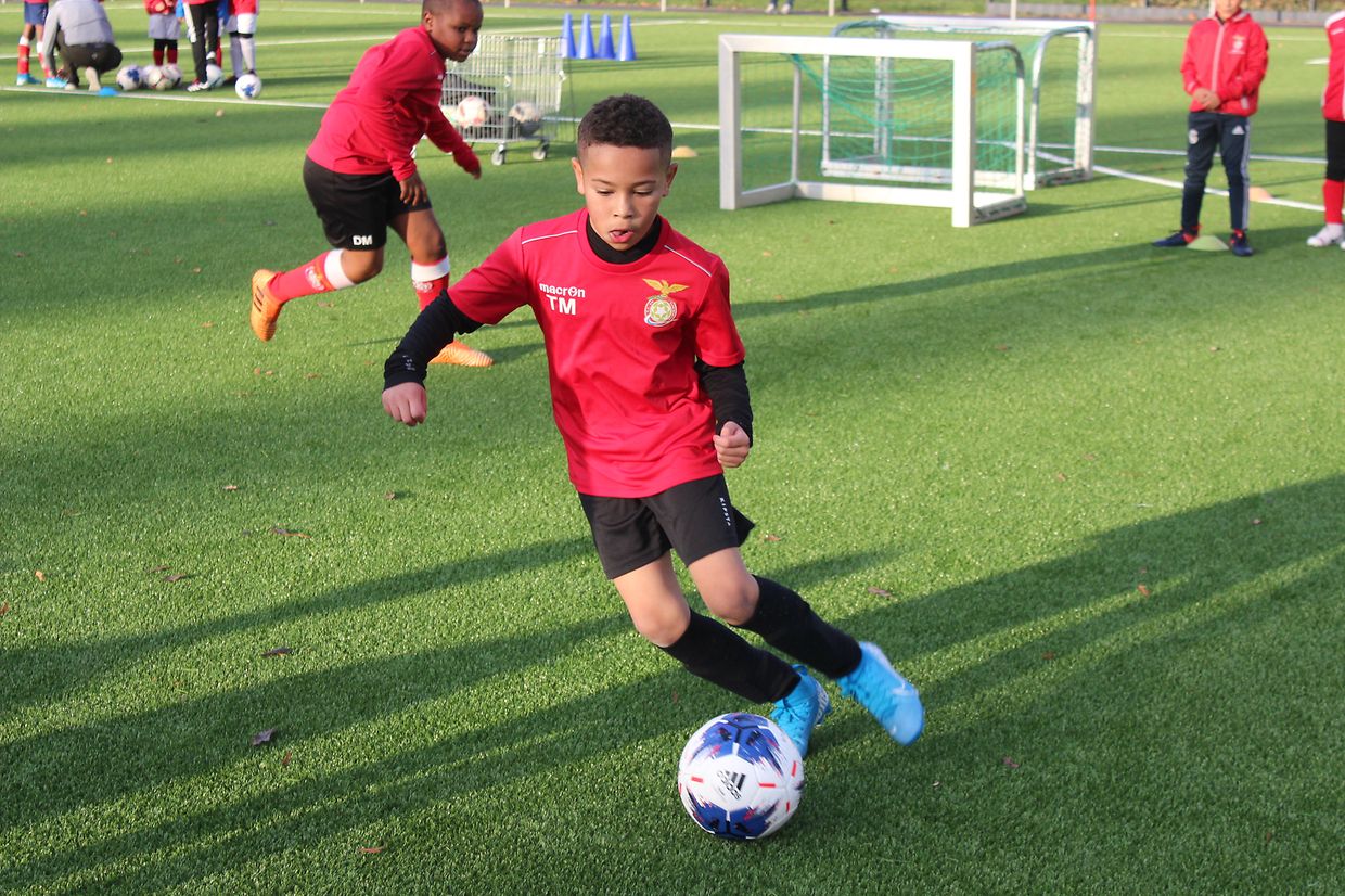 A condução e o controle da bola são sempre trabalhados com grande rigor.