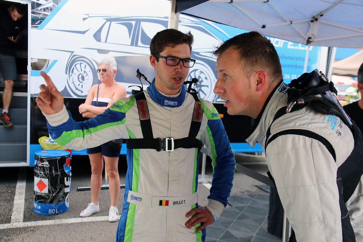 Steve Fernandes em conversa com outro piloto.