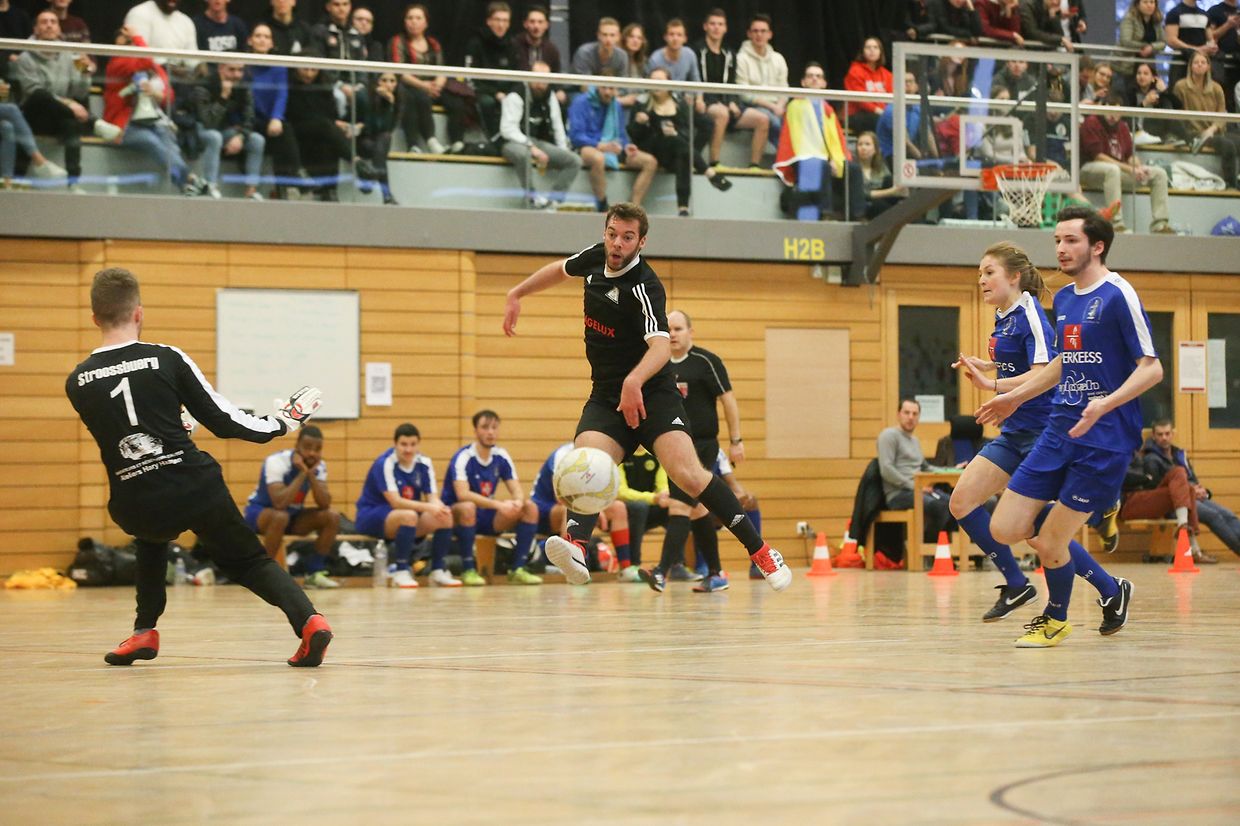Das Brüsseler Team (schwarze Trikots) gewinnt gegen Strasbourg.