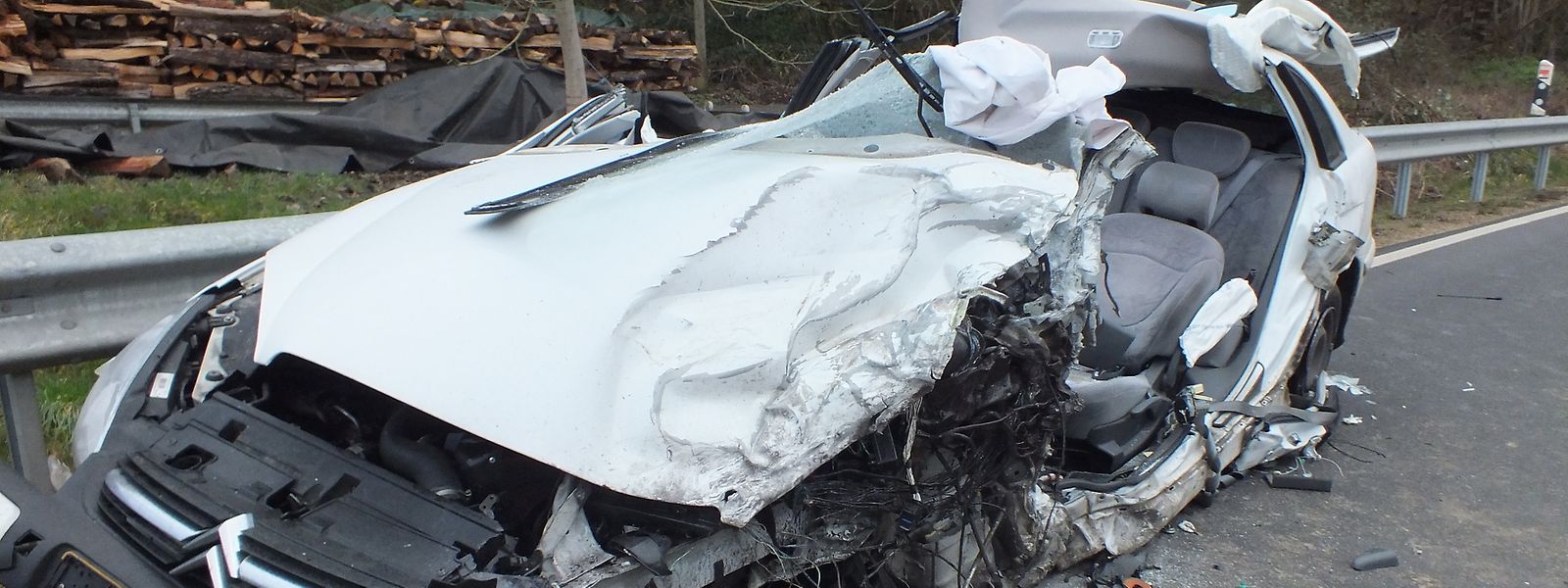 Der Unfallverursacher musste von den Rettungskräften aus dem Wagen befreit werden.