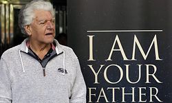 ARCHIV - 18.11.2015, Spanien, Madrid: Der britische Schauspieler und Gewichtheber David Prowse, bekannt für seine Rolle als Darth Vader in der ersten Stars Wars-Filmtrilogie, posiert für die Medien während der Präsentation des Dokumentarfilms "I Am Your Father" am 18. November 2015 in Madrid, Spanien. Der britische Schauspieler David Prowse ist Medienberichten zufolge tot. (zu "BBC: Darth-Vader-Darsteller David Prowse gestorben") Foto: Sergio Barrenechea/EFE/dpa +++ dpa-Bildfunk +++