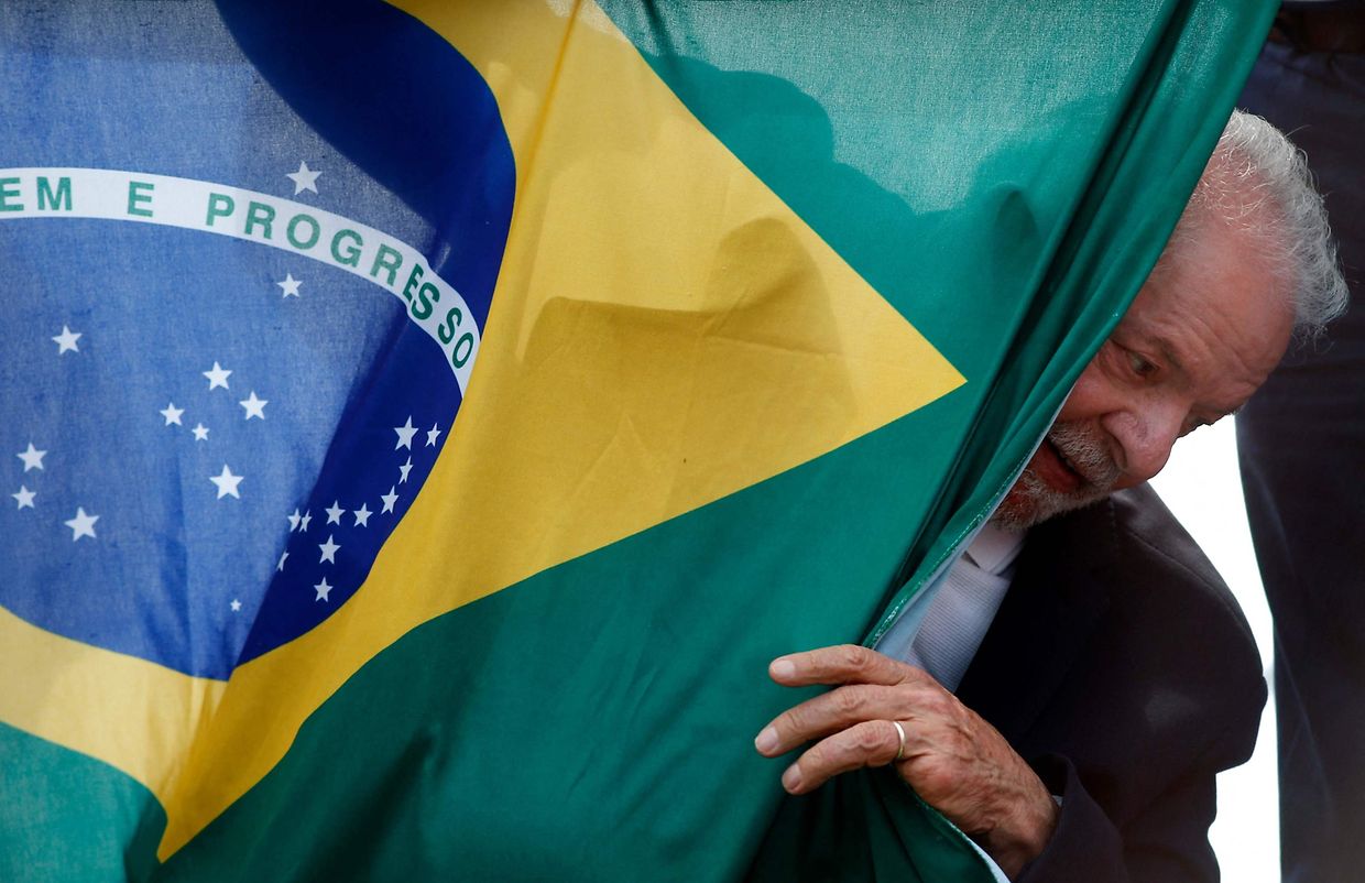 Lula já é o Presidente do Brasil. Há abraços, lágrimas de alegria e "amanhã vai ser outro dia". 