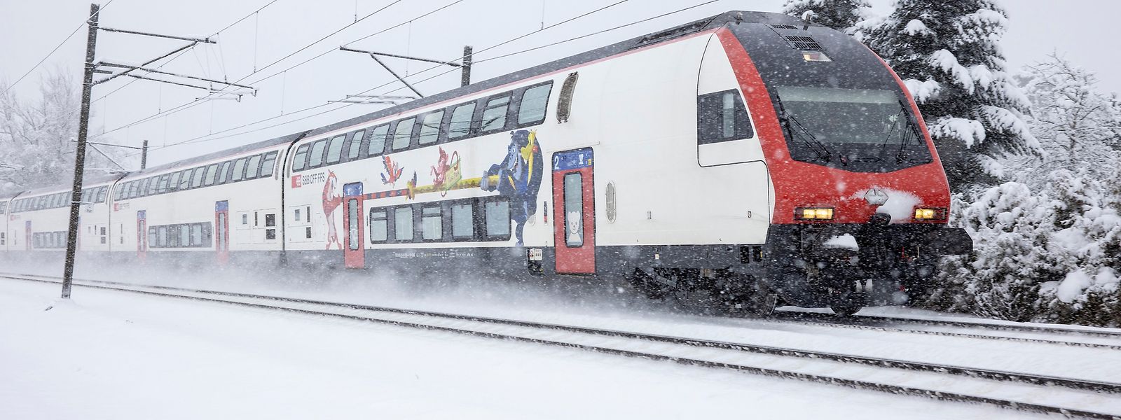 Auch für Winterwetter ist die Schweizer Bahn ausgerüstet. Das Foto zeigt einen IC-2000.