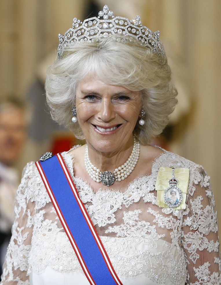 Camilla 2013 beim Verlassen des Parlaments nach der Staatseröffnung. 