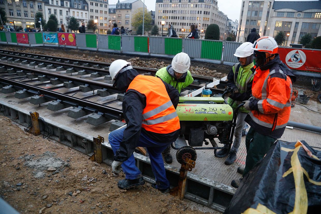 Lokales, online.fr, online.de, beim Gebäude Arcelor place des Martyrs, Legung der Schienen, Verkehr, Mobilität, Tram, öffentlicher Transport, Foto: Anouk Antony/Luxemburger Wort