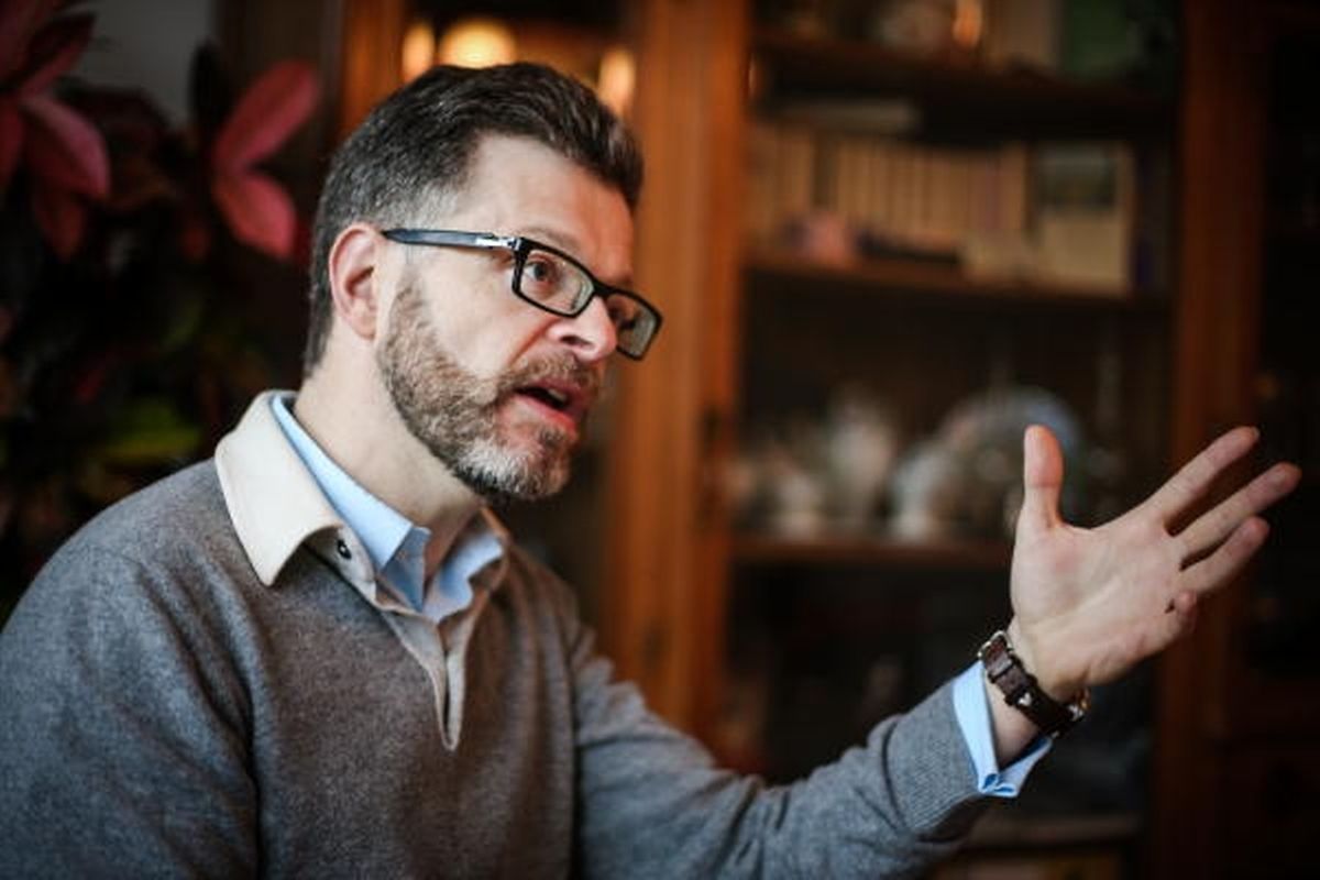 Luc Heuschling remarque une discrimination au droit de vote en ce qui concerne les conjoints des monarques