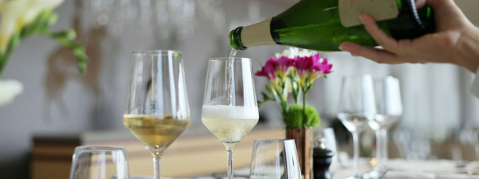 Die Glasform beeinflusst den Geschmack beim Champagner-Schlürfen. Ideal ist ein Weißburgunderglas mit eingraviertem Moussierpunkt. Er bündelt die Perlen zu einem Aromaaufzug.  