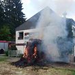 Diekt neben einem Wohnhaus gingen die Ballen in Flammen auf. 