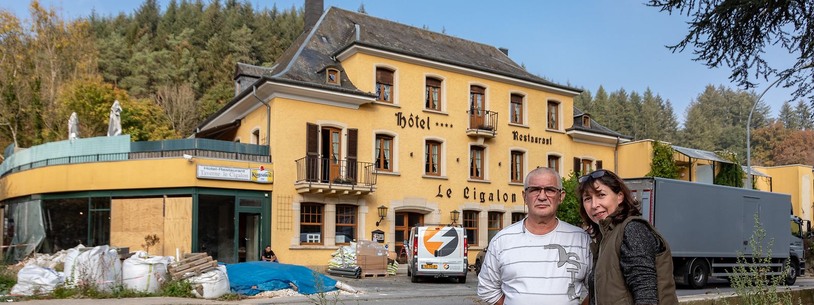Das Ehepaar Stoque vor seinem Hotel, bei dem die Spuren der Überschwemmung noch unübersehbar sind.