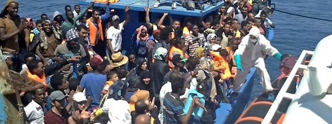 Die italienische Küstenwache ist im Mittelmeer im Dauereinsatz, wie hier vor wenigen Tagen, als sie Menschen von einem überfüllten Schiff rettete.