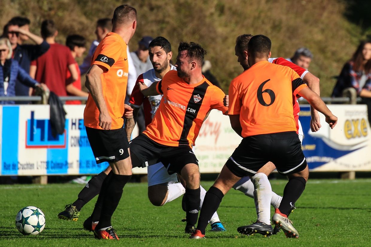 Andy Mesen au milieu d'une forêt de joueurs.
 