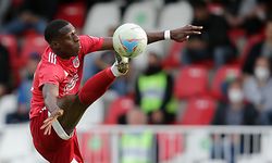 Michael Omosanya (Fola #18) nimmt den Ball artistisch in der Luft an, Freisteller, Einzelbild, Aktion, Ganzkörper/ 06.07.2021 Fussball Champions League Qualifikation, 1. Runde, Hinspiel, Saison 2021-2022 / 06.07.2021 /LUX, CLQ, CS Fola Esch-Alzette (LUX) - Lincoln Red Imps (GIB) / Stade Emile Mayrisch, Esch/Alzette /Foto: Ben Majerus