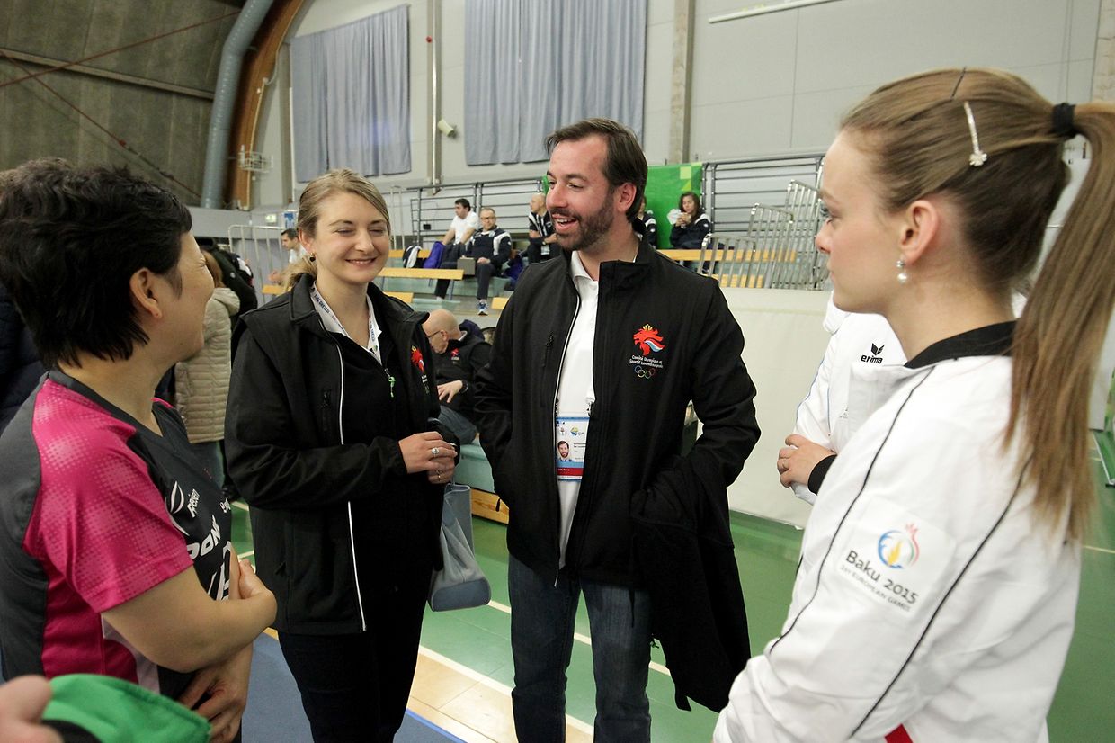 Erbgroßherzogin Stéphanie und Erbgroßherzog Guillaume im Gespräch mit den luxemburgischen Tischtennisspielerinnen Ni Xia Lin (l.) und Sarah de Nutte.
