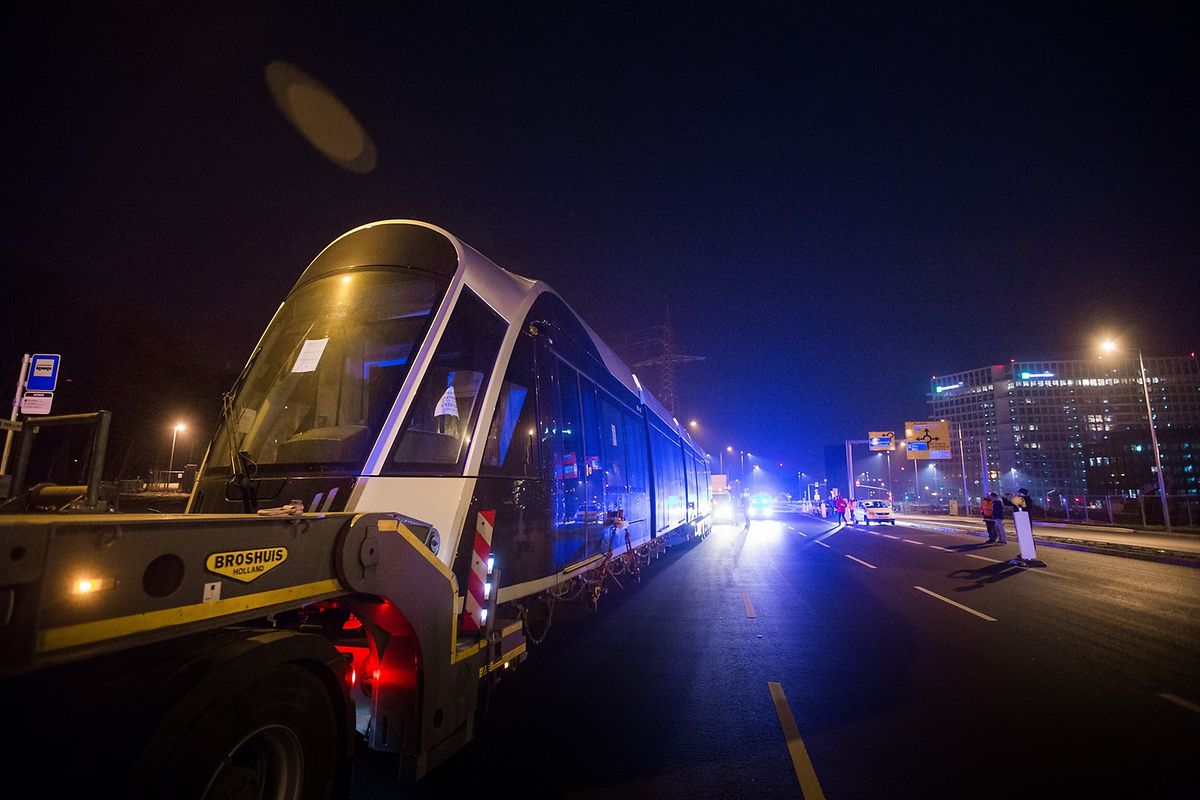 Der zweite Teiltransport, der mit Verspätung eintrifft, ist deutlich länger.