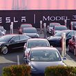 Tesla-Fahrzeuge vom Typ Model 3 stehen auf dem Tesla-Fabrikgelände.