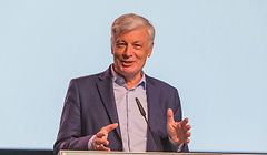 Claude Wiseler wurde vom CSV-Kongress zum neuen Präsidenten gewählt. Zusammen mit seinem Team bestehend aus Co-Präsidentin Elisabeth Margue, dem Generalsekretär-Duo Christophe Hansen und Stéphanie Weydert sowie dem Vizepräsidenten-Duo Paul Galles und Anne Logelin méchte er die Partei auf das Superwahljahr vorbereiten und in bessere Zukunft führen.