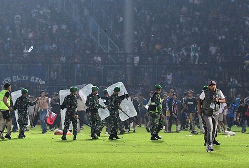 Viele Tote bei Stadion-Massenpanik in Indonesien