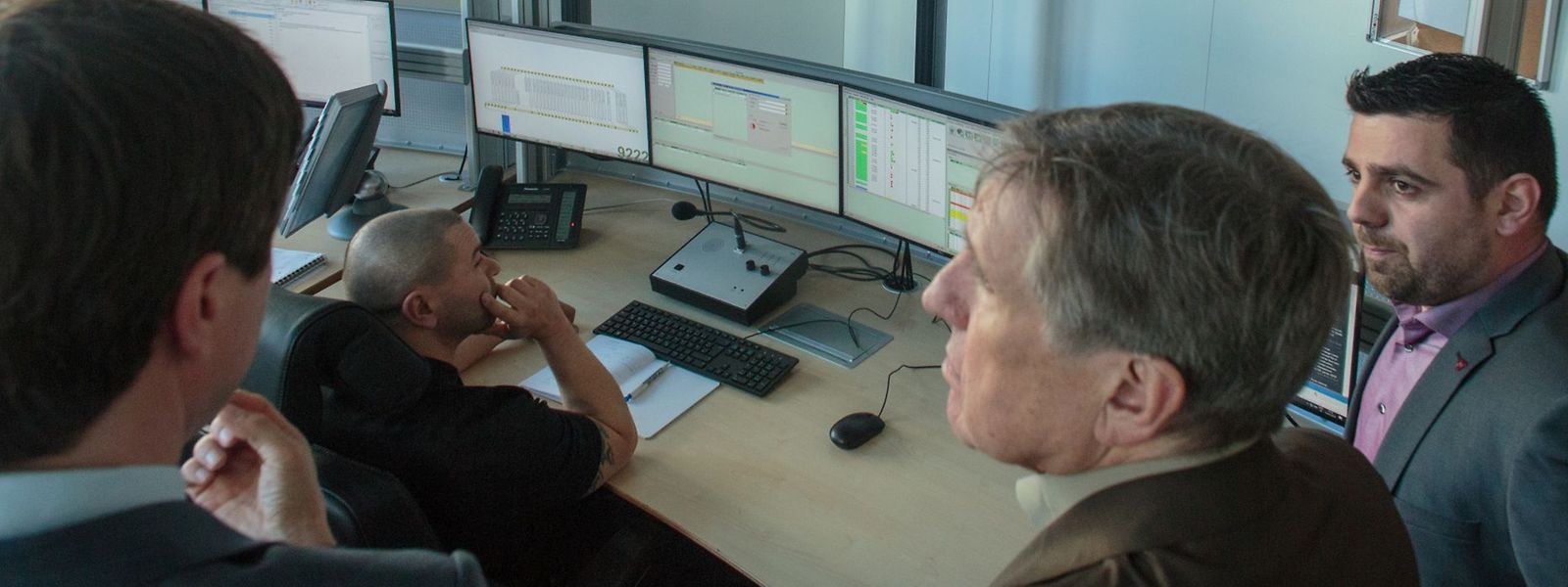 Auf insgesamt zehn Bildschirmen haben die beiden Mitarbeiter der Leitstelle den Verkehr live im Auge, sie haben aber auch die Möglichkeit, in Echtzeit zu sehen, wo sich die Busse des RGTR-Netzes befinden. 