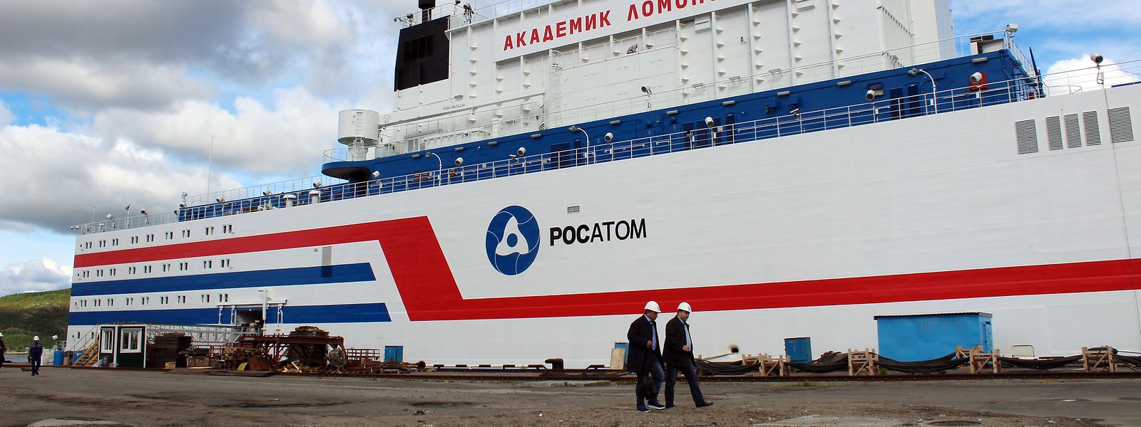 Das erste schwimmende Atomkraftwerk mit dem Namen Akademik Lomonossow liegt in einem Hafen in der Stadt Murmansk.