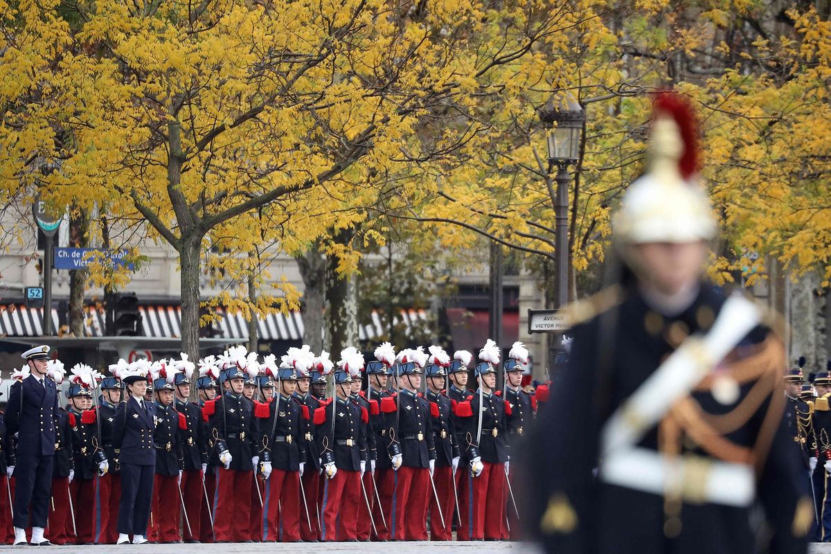 Republican guards take part in a ceremony at the Arc de Triomphe in Paris on November 11, 2018 as part of commemorations marking the 100th anniversary of the 11 November 1918 armistice, ending World War I. (Photo by ludovic MARIN / AFP)