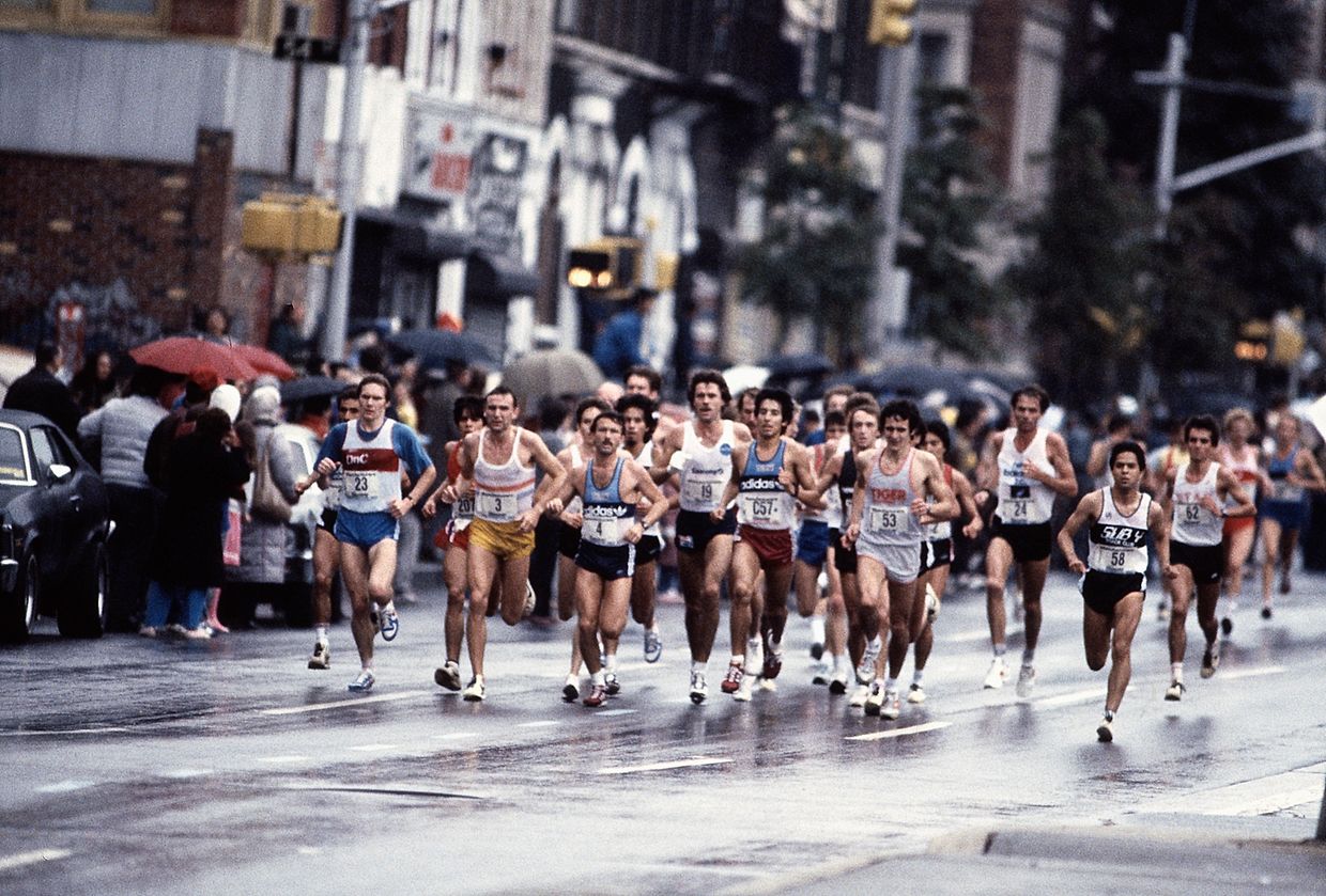 Momentaufnahme vom New York Marathon 1983: Rod Dixon (Nummer 19) im Läuferfeld - bevor er zum großen Schlussspurt ansetzte.
