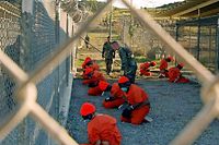 ARCHIV - 11.01.2002, Kuba, Guantanamo Bay: In orangefarbene Overalls gekleidete Häftlinge knien im US-Gefangenenlager Guantánamo. Anlässlich des bevorstehenden 20. Jahrestags der Eröffnung des Lagers plant Amnesty International am Samstag Proteste in mehreren Städten in Deutschland und in anderen Staaten. (zu dpa: «20 Jahre Guantánamo: Amnesty fordert Biden zur Lager-Schließung auf») Foto: epa Shane T. McCoy/US_Navy/dpa +++ dpa-Bildfunk +++