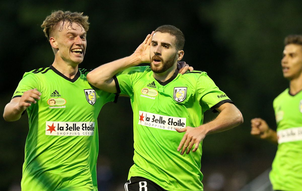 Gary Bernard bejubelt mit David Soares (r.) den Ausgleichstreffer von Jeunesse.
