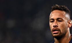 Neymar est sorti mercredi soir après avoir enfoncé son pied droit dans la pelouse, lors d'une série de contacts avec le Strasbourgeois Zemzemi.