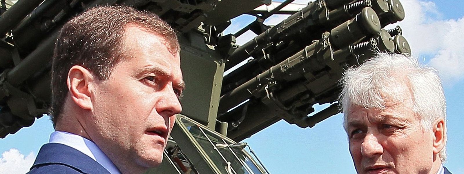 Der russische Ex-Präsident Medwedew (hier bei einer Waffeninspektion im Jahr 2012) fällt seit Beginn des Ukraine-Krieges immer wieder mit martialischen Drohgebärden auf.