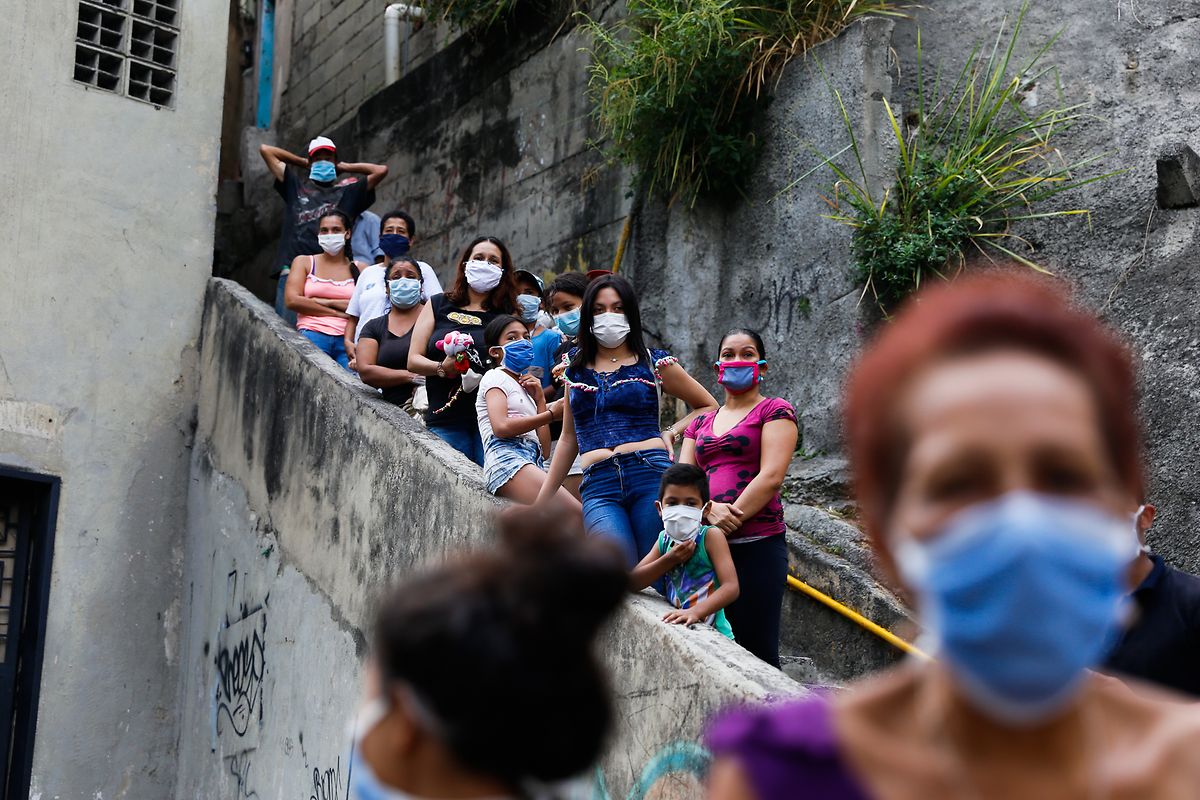 Junge Menschen während der Feierlichkeiten "Nazareno de San Pablo" zur Karwoche in Caracas. 