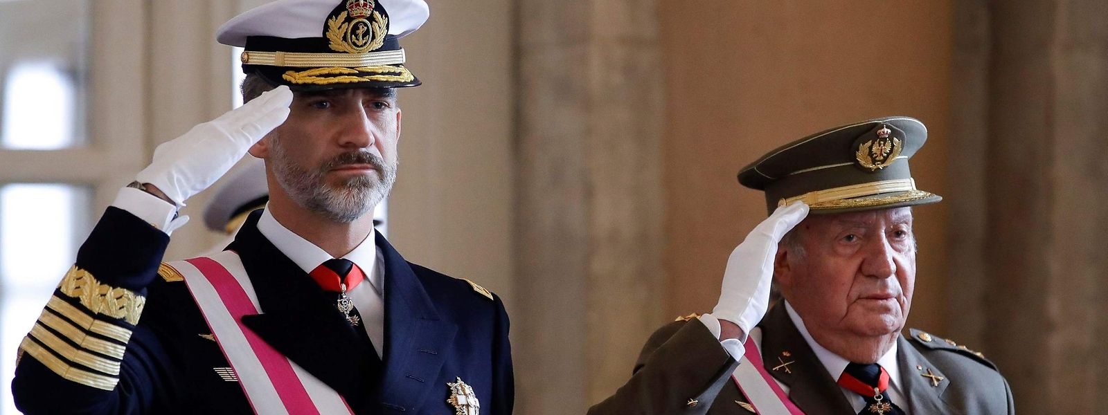 König Felipe VI (l) mit seinem Vater Juan Carlos 2018. Felipe hat sich öffentlich von seinem Vater distanziert.  
