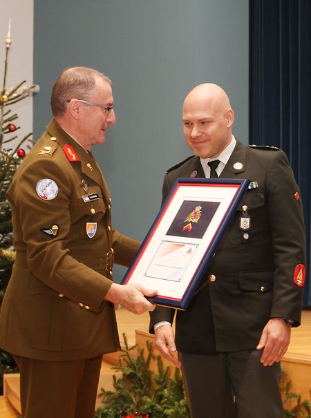 Für seine Unterstützung nach dem Unfall im Munitionslager in Waldhof wurde der belgische LtCol Gunther Haustrate als Caporal d'honneur geehrt.